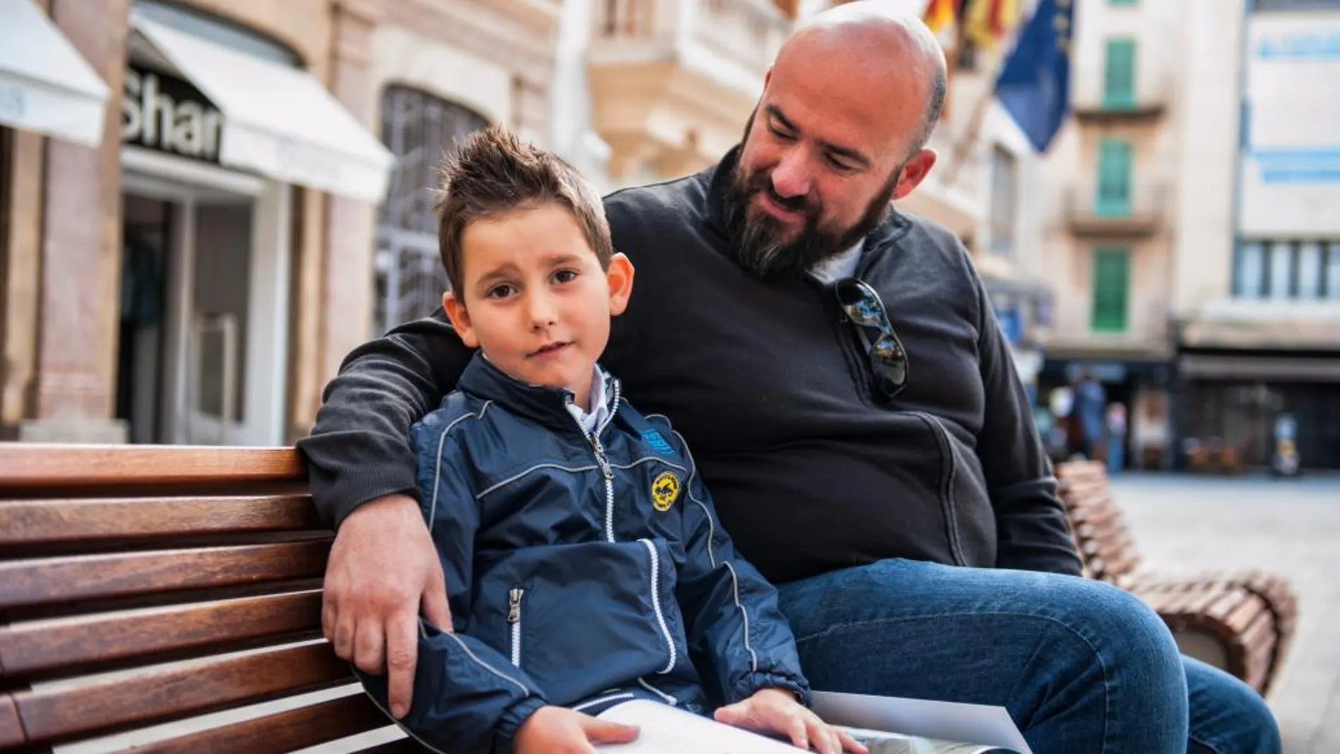 Miguel Ángel Roseló y su hijo Bruno tienen síndrome de Asperger y juntos se ayudan a superarlo. «Cuando vi el libro me hirvió la sangre», afirma