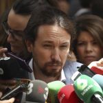 El líder de Podemos, Pablo Iglesias, a su salida del Congreso de los Diputados
