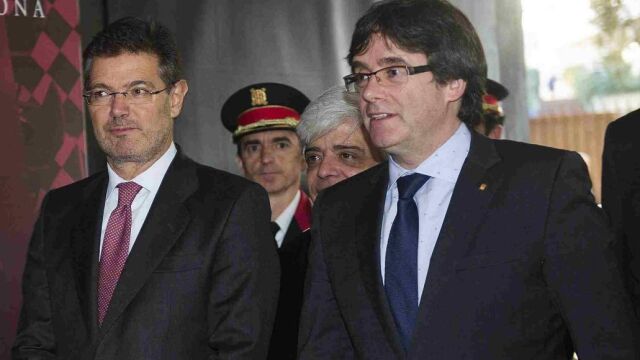 Rafael Catalá y Carles Puigdemont a su llegada al acto de conmemoración de la festividad de San Ramón, patrón de los abogados, que se ha celebrado esta tarde en Barcelona.
