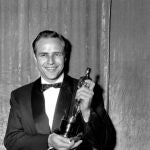 Marlon Brando, sujetando el Óscar que en 1954 obtuvo por «La ley del silencio» y que en 2012 fue regalado por la productora Red Granite Pictures a DiCaprio