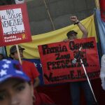 Simpatizantes de Venezuela se manifiestan hoy, miércoles 14 de diciembre de 2016, a las afueras de la cancillería argentina en Buenos Aires (Argentina).