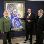 Arriba, el pintor Juan Valdés; el presidente de la Fundación Cajasol, Antonio Pulido; y el comisario de la muestra, Enrique Pareja. A la izquierda, algunas de las obras expuestas en «Divertimento Veneziano»