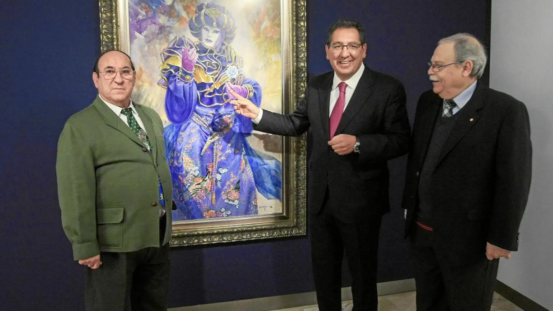 Arriba, el pintor Juan Valdés; el presidente de la Fundación Cajasol, Antonio Pulido; y el comisario de la muestra, Enrique Pareja. A la izquierda, algunas de las obras expuestas en «Divertimento Veneziano»