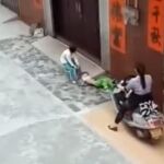 La mujer atropellando a su nieta