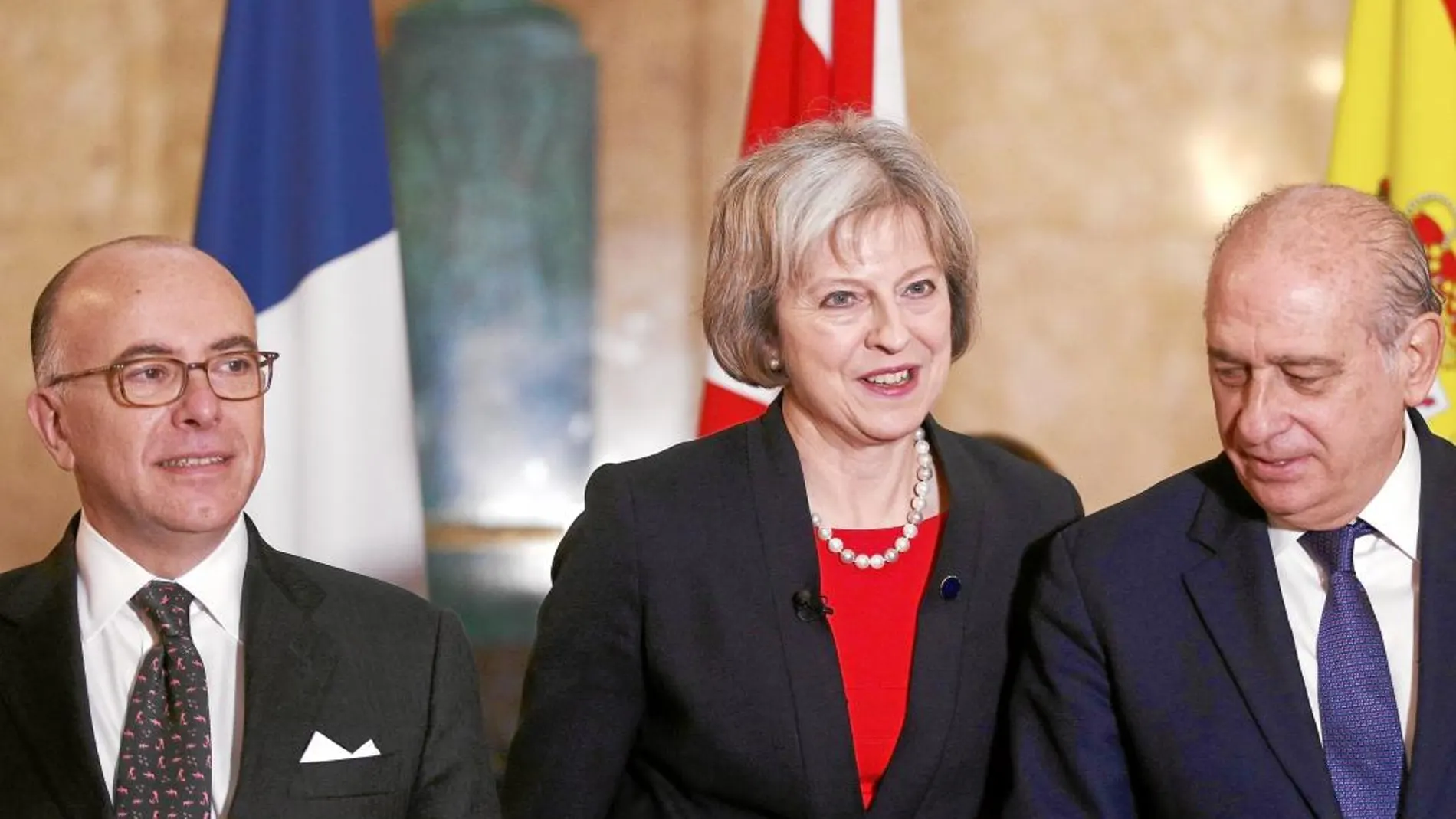 Los ministros del Interior de Francia, Reino Unido y España, Bernard Cazeneuve, Theresa May y Fernández Díaz, ayer en Londres