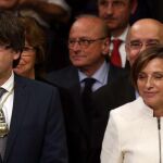 Carles Puigdemont y Carme Forcadell, tras el acto de toma de posesión del nuevo presidente catalán