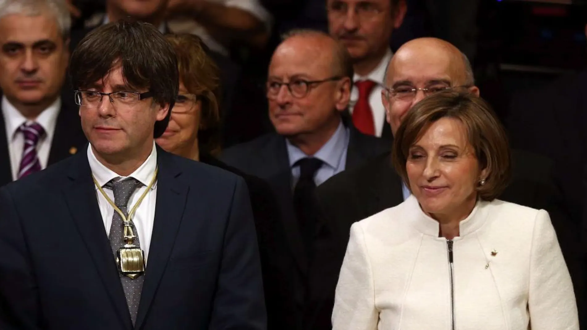 Carles Puigdemont y Carme Forcadell, tras el acto de toma de posesión del nuevo presidente catalán