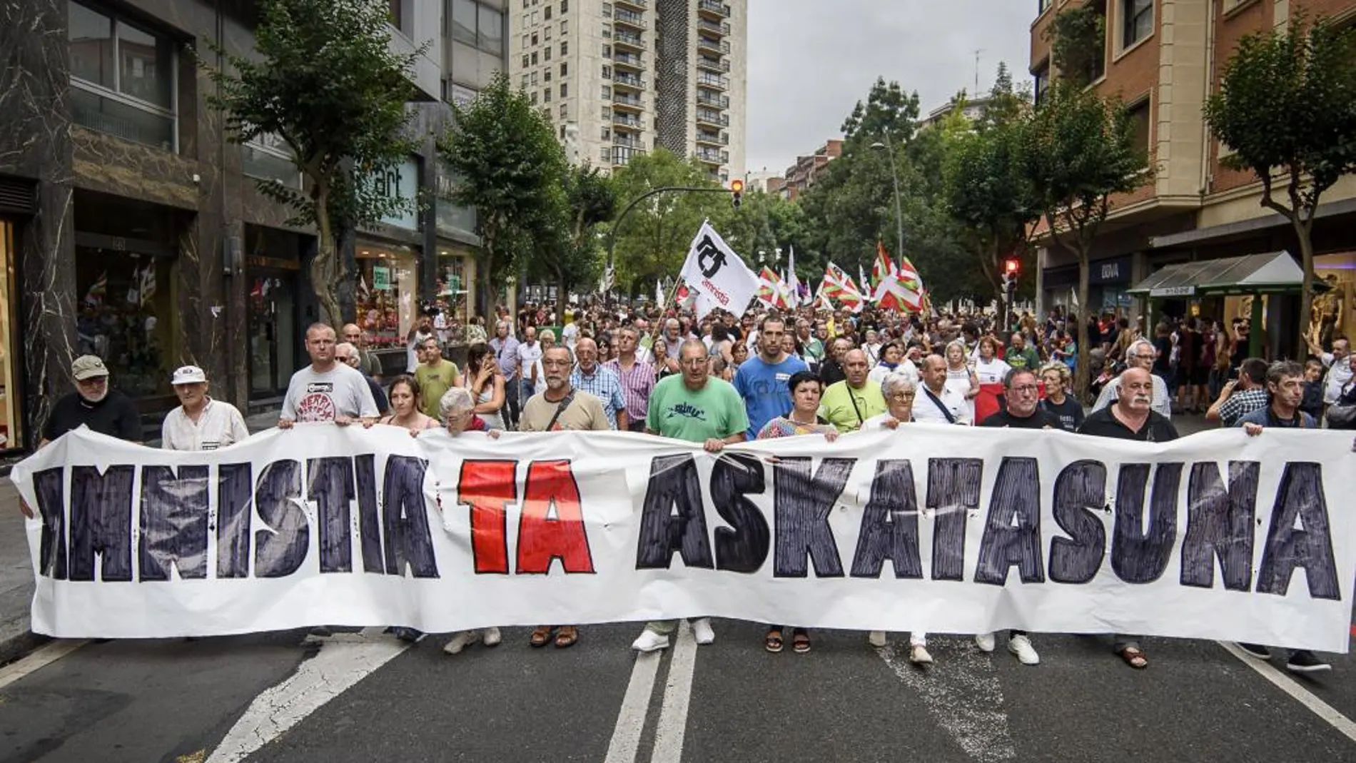 Pancarta de cabeza de la manifestación a favor de la amnistía de los presos de ETA