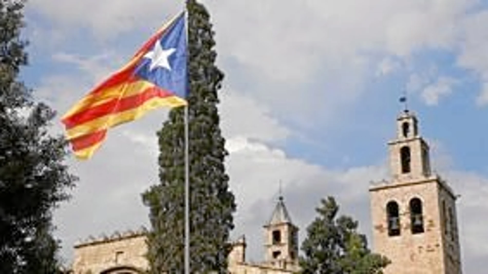 La estelada ondéo en la plaza Sant Octavià de Sant Cugat