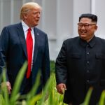 Donald Trump junto Kim Jong Un durante su reunión en Singapur el pasado año. (AP Photo/Evan Vucci)