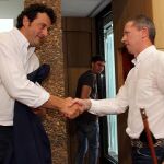 Manuel García saluda al socialista y nuevo alcalde de Villaquilambre, Jorge Pérez, tras triunfar la moción de censura