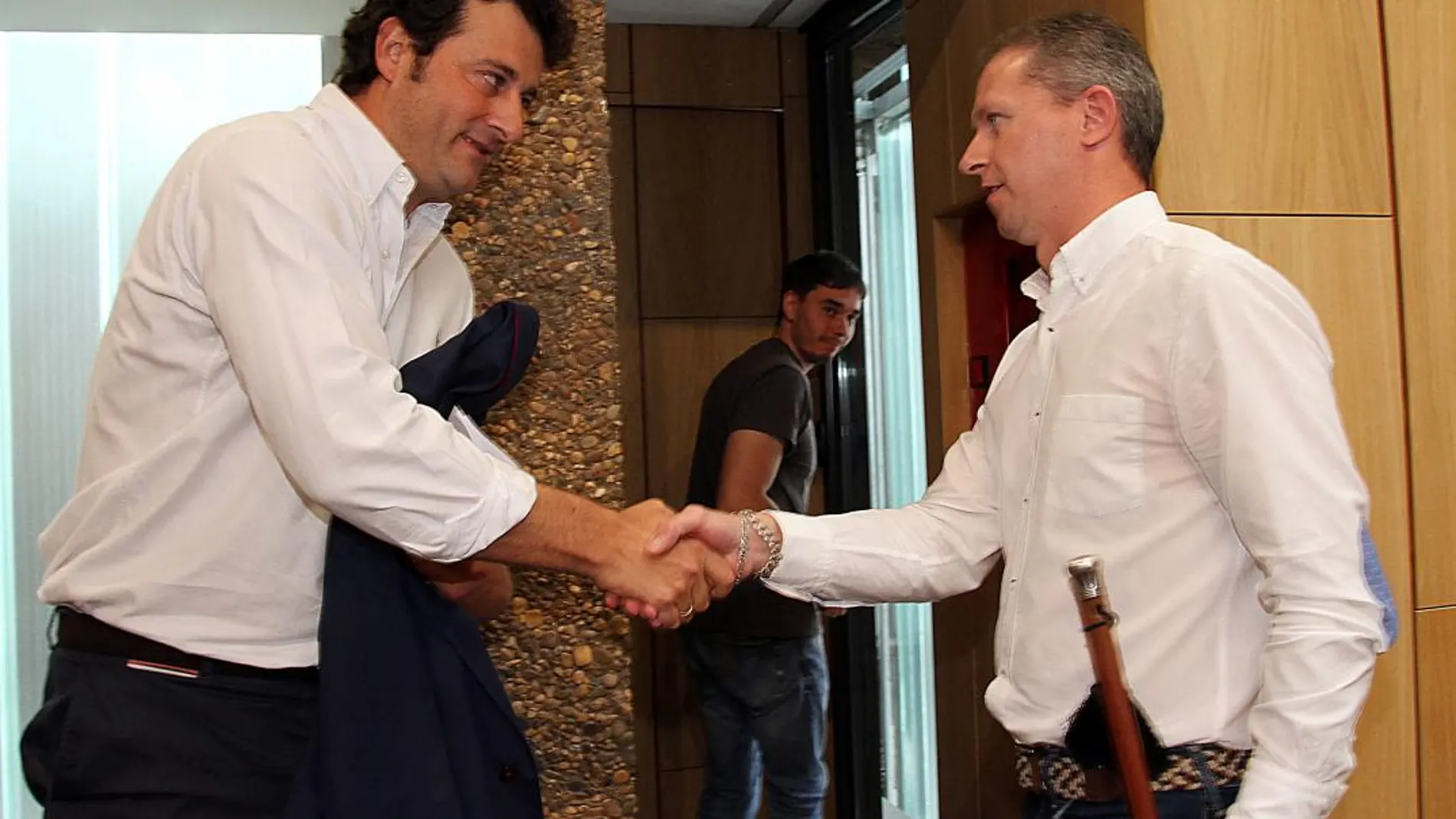 Manuel García saluda al socialista y nuevo alcalde de Villaquilambre, Jorge Pérez, tras triunfar la moción de censura