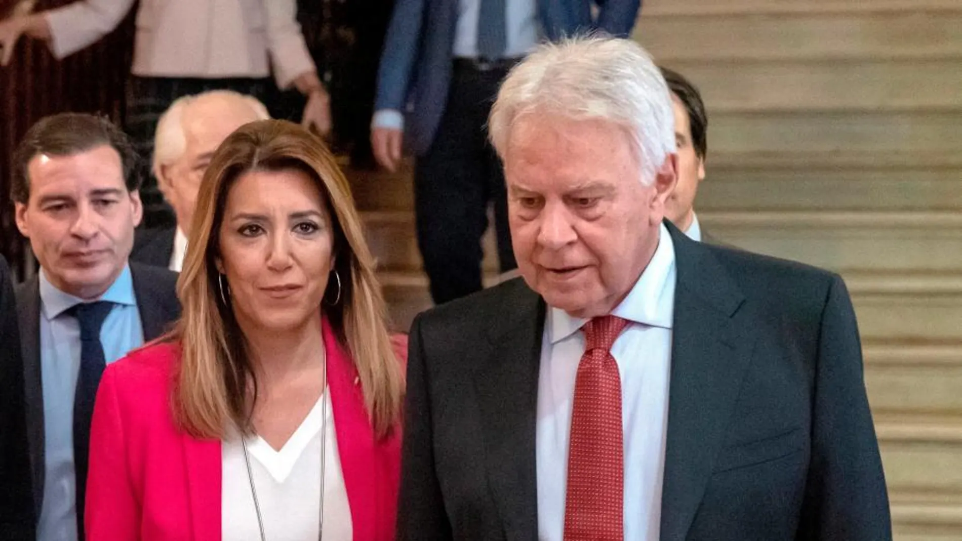 La presidenta andaluza, Susana Díaz, junto al expresidente del Gobierno, Felipe González (d), hoy en un desayuno informativo en Sevilla