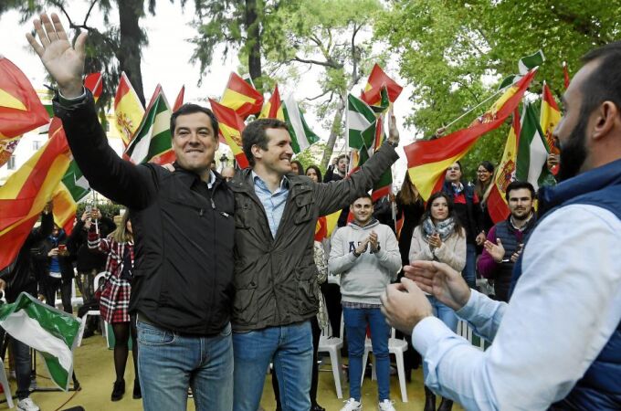 El líder del PP, Pablo Casado, y el presidente del PP andaluz, Juan Manuel Moreno, ayer en Sevilla, en un acto de Nuevas Generaciones / Ke imagen