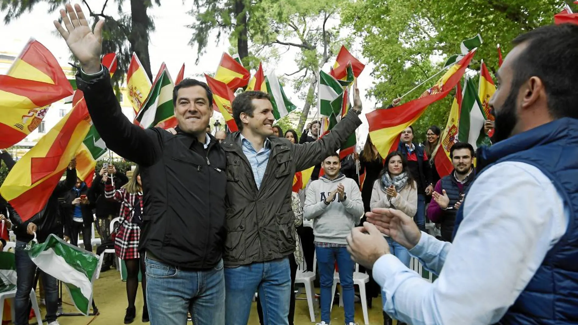 El líder del PP, Pablo Casado, y el presidente del PP andaluz, Juan Manuel Moreno, ayer en Sevilla, en un acto de Nuevas Generaciones / Ke imagen