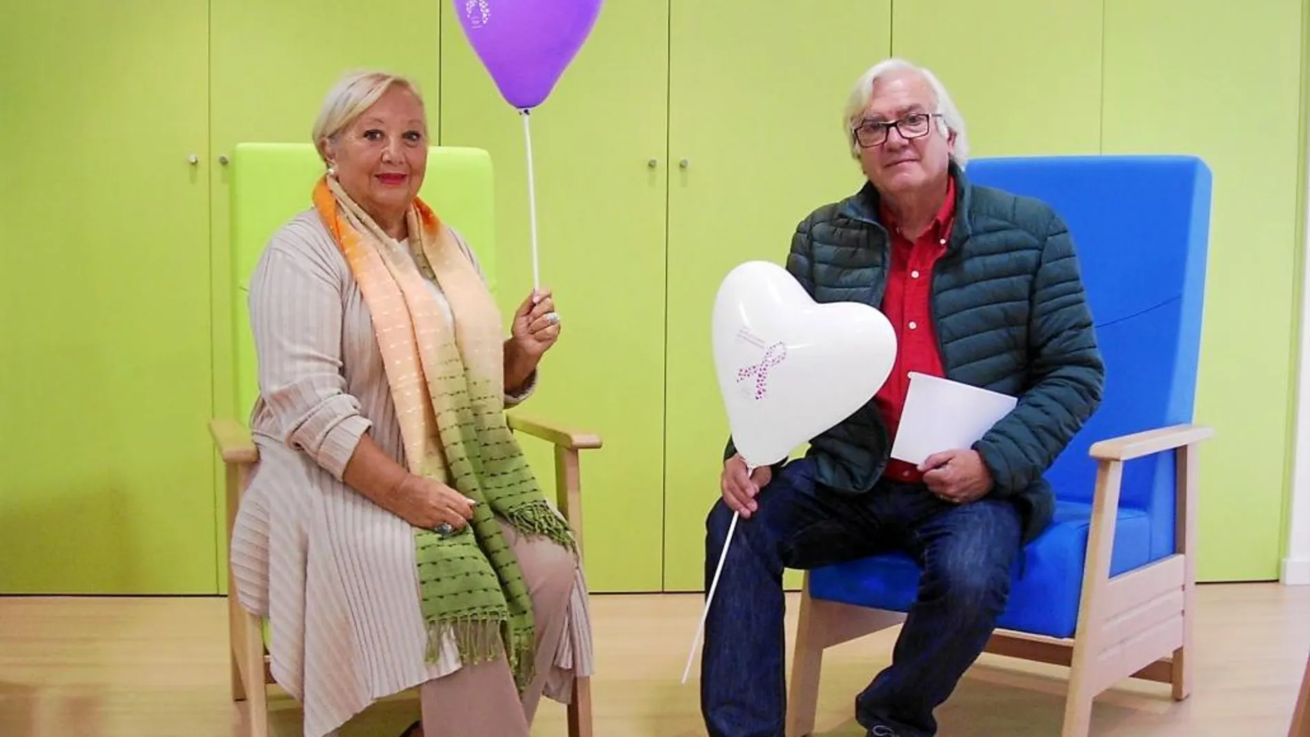 Nieves Ramos y Miguel Hernández, presidenta y vicepresidente de la Asociación de Familiares de Alzheimer de Valladolid, posan con los globos que se repartirán hoy con motivo del Día Mundial de esta enfermedad para visibilizarla y concienciar a la sociedad de la importancia de ayudar a estas personas