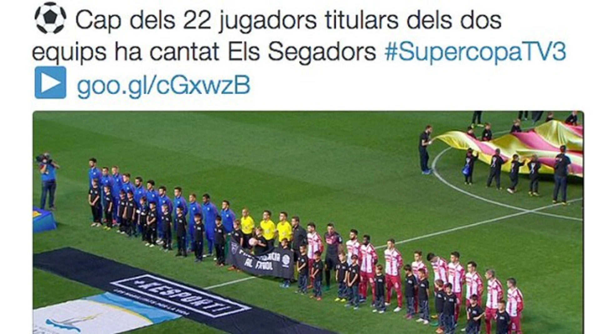TV3 «denuncia» que los jugadores de Barcelona y Espanyol no cantan el himno catalán y luego lo borra