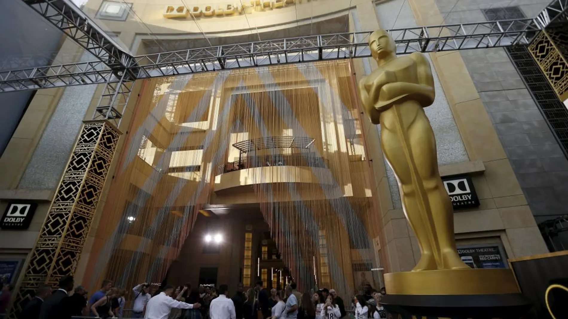 Un Oscar junto a la entreda de Teatro Dolby de Hollywood