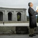 Alberto Bárcena, profesor de Historia en la Universidad CEU, posa con su libro en el Valle de los Caídos / Foto: Alberto R. Roldán