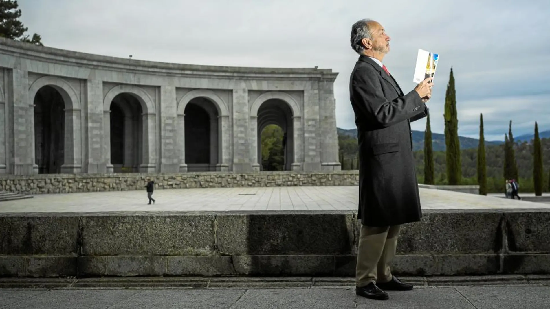 Alberto Bárcena, profesor de Historia en la Universidad CEU, posa con su libro en el Valle de los Caídos / Foto: Alberto R. Roldán