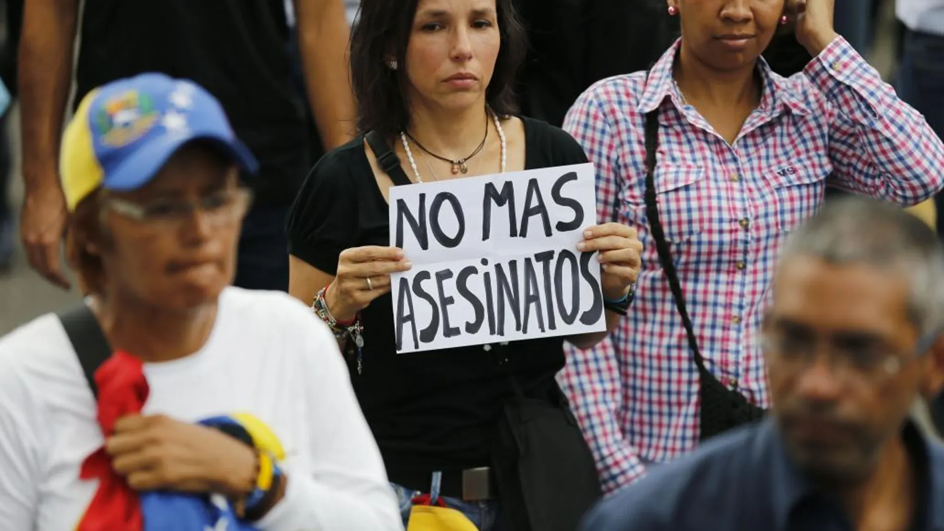 Una mujer protesta en Caracas contra la muerte de un joven en las protestas contra Maduro.
