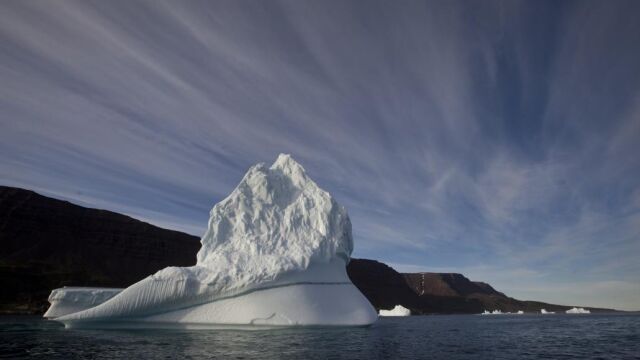 Imagen de un iceberg junto a la costa de Groenlandia