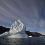 Imagen de un iceberg junto a la costa de Groenlandia