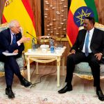 El ministro de Asuntos Exteriores de España, Josep Borrell), conversa con el ministro de Exteriores de Etiopía, Workneh Gebeyehu