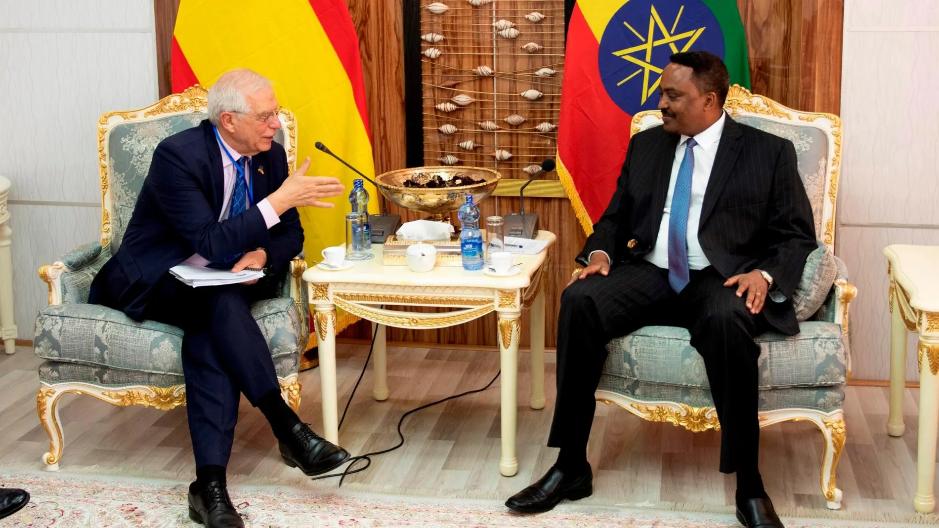 El ministro de Asuntos Exteriores de España, Josep Borrell), conversa con el ministro de Exteriores de Etiopía, Workneh Gebeyehu