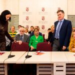 El presidente de la Diputación de Segovia, Francisco Vázquez, firma los convenios