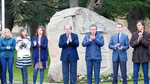 El presidente de la Junta, Juan Vicente Herrera, y De Santiago-Juárez, junto a otras autoridades, guardan un minuto de silencio.