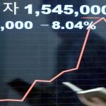 Un monitor muestra el valor de las acciones de Samsung Electronics en Seúl