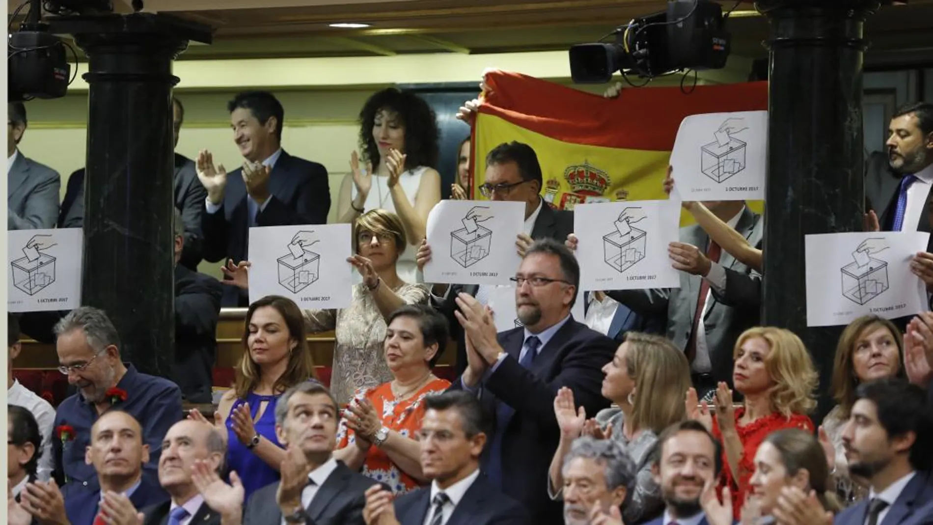 Los diputados del PdeCAT exhiben carteles con una urna para reivindicar el referéndum