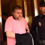 Imagen de presunto parricida escoltado por dos agentes