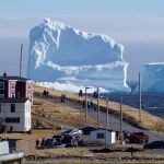 La gente observa el primer iceberg de la temporada a su paso por la localidad canadiense de South Shore.