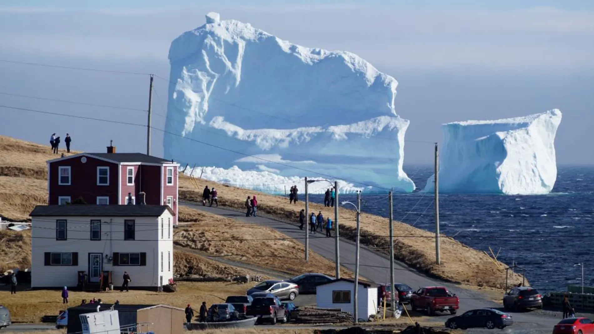 La gente observa el primer iceberg de la temporada a su paso por la localidad canadiense de South Shore.