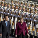 El primer ministro chino, Li Keqiang recibe a la canciller alemana Angela Merkel en Pekín