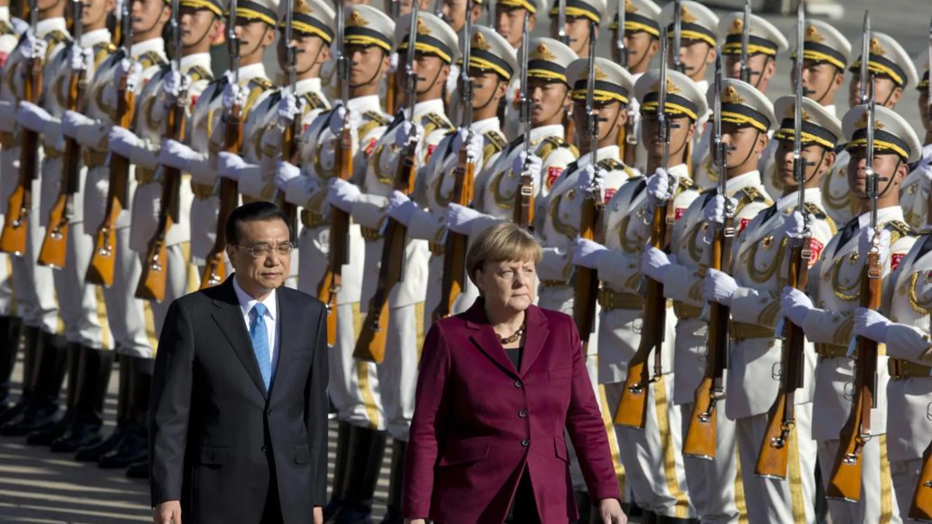 El primer ministro chino, Li Keqiang recibe a la canciller alemana Angela Merkel en Pekín