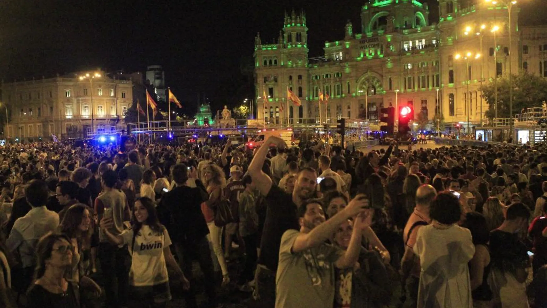 Aficionados del Real Madrid celebran esta noche en la madrileña Plaza de Cibeles, la victoria del equipo blanco