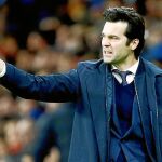 Santiago Solari da instrucciones a sus futbolistas desde la banda del RCDE Stadium / Efe
