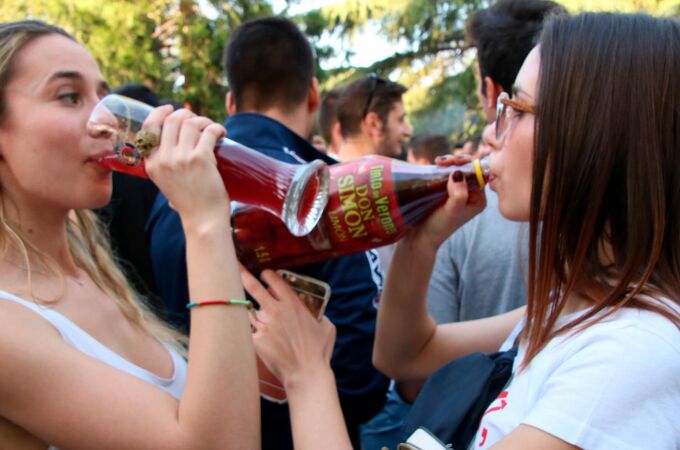 Los daños cerebrales, por mucho que se deje de consumir alcohol, acaban resultando irreparables. En la imagen, de archivo, dos jóvenes realizan botellón en una fiesta universitaria al aire libre