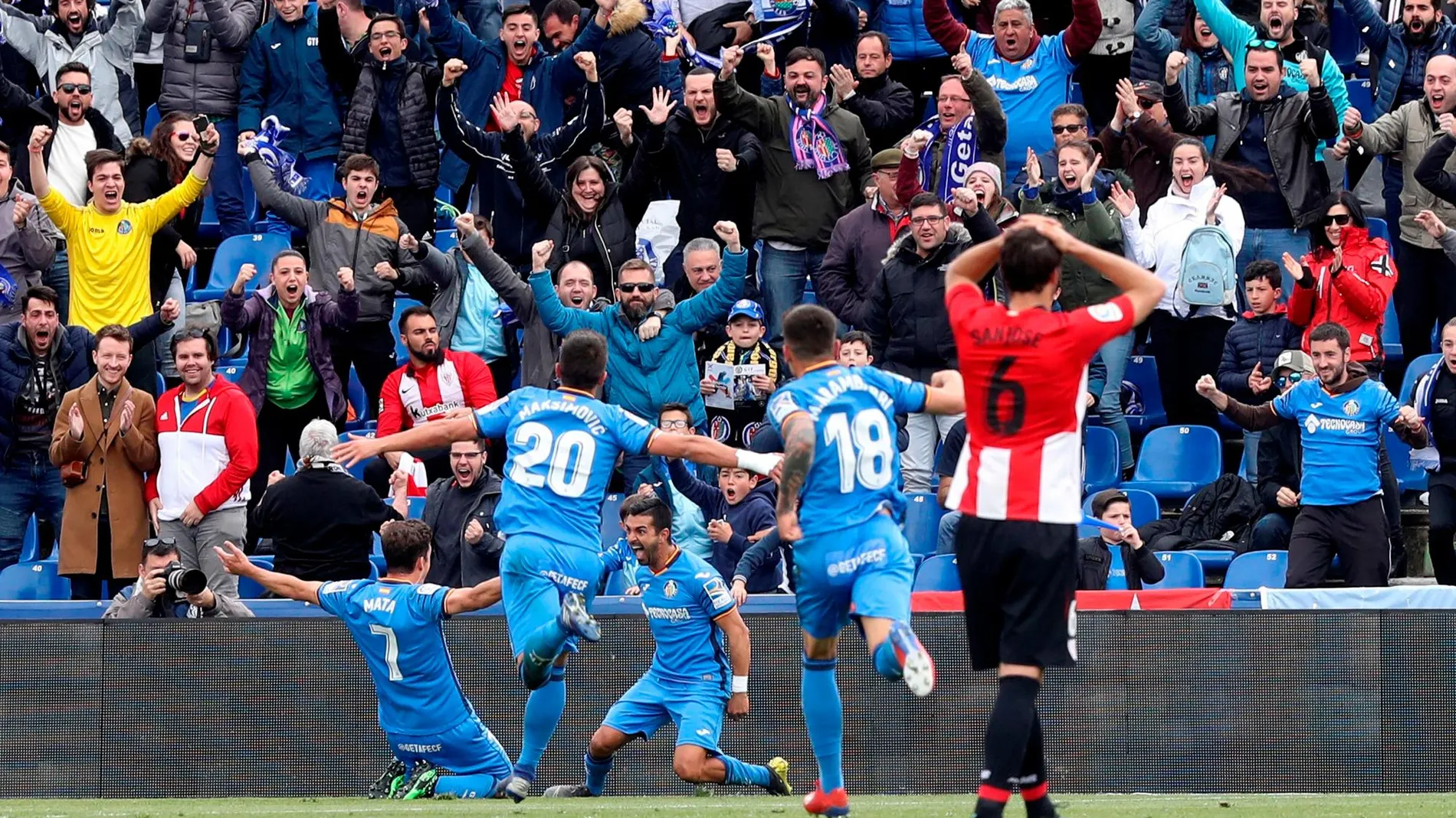 El delantero del Getafe Angel Rodríguez celebra el primer gol del equipo ante el Athletic de Bilbao en el partido de la trigésima primera jornada de LaLiga que se disputa hoy en el Coliseo Alfonso Pérez