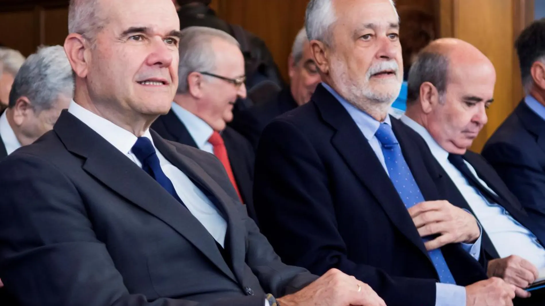 El expresidente del Gobierno andaluz socialista, Antonio Griñán (d), junto al también expresidente durante 19 años, Manuel Chaves (i)