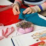 Mujer realizando manualidades
