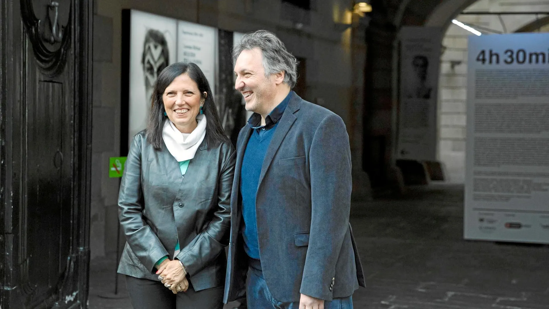 Los escritores Claudia Piñeiro y Carlos Zanón, ayer, en Barcelona