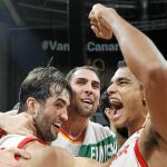Sebas Saiz, con el brazo en alto, tras el partido que clasificó a España para el Mundial de baloncesto