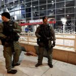 Agentes de policía de Atlanta vigilan el WWE Survivor Series, en el Philips Arena