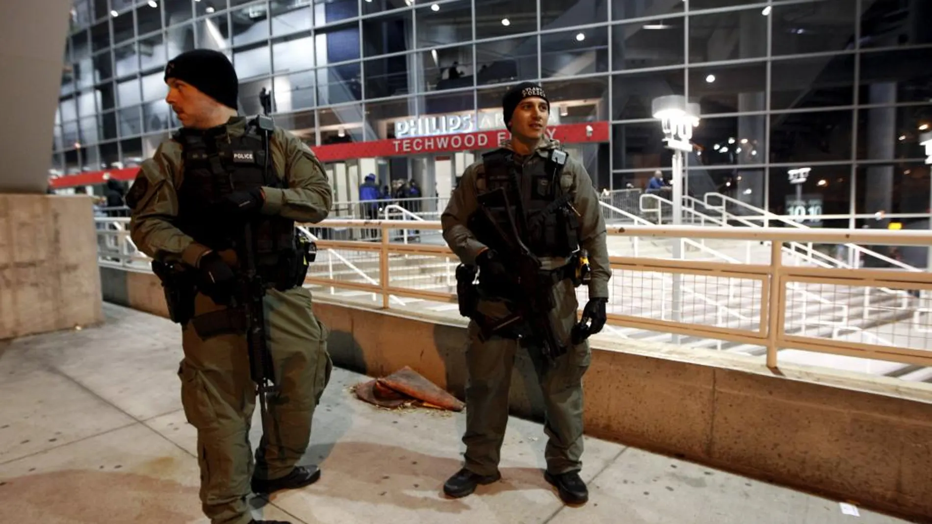 Agentes de policía de Atlanta vigilan el WWE Survivor Series, en el Philips Arena