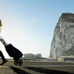 Una mujer cruza en 2017 la frontera de Gibraltar con un carrito de compra