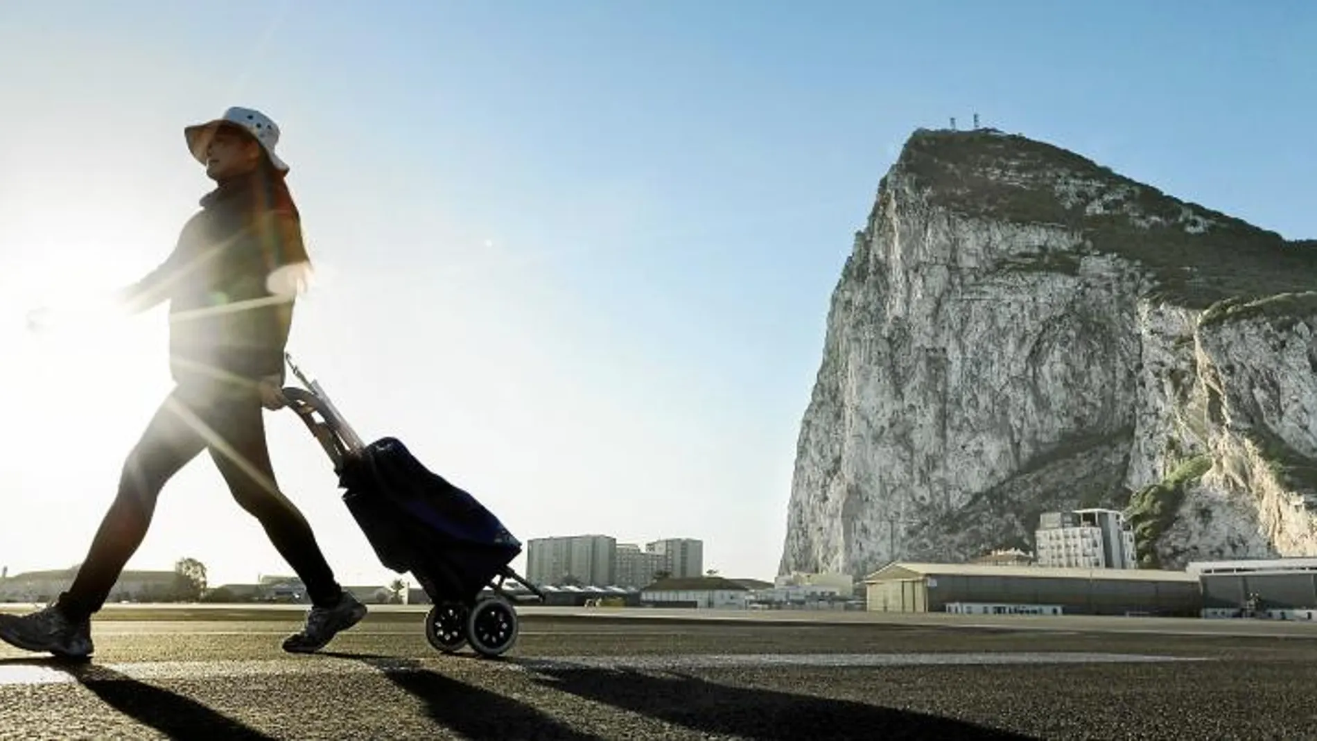 Una mujer cruza en 2017 la frontera de Gibraltar con un carrito de compra